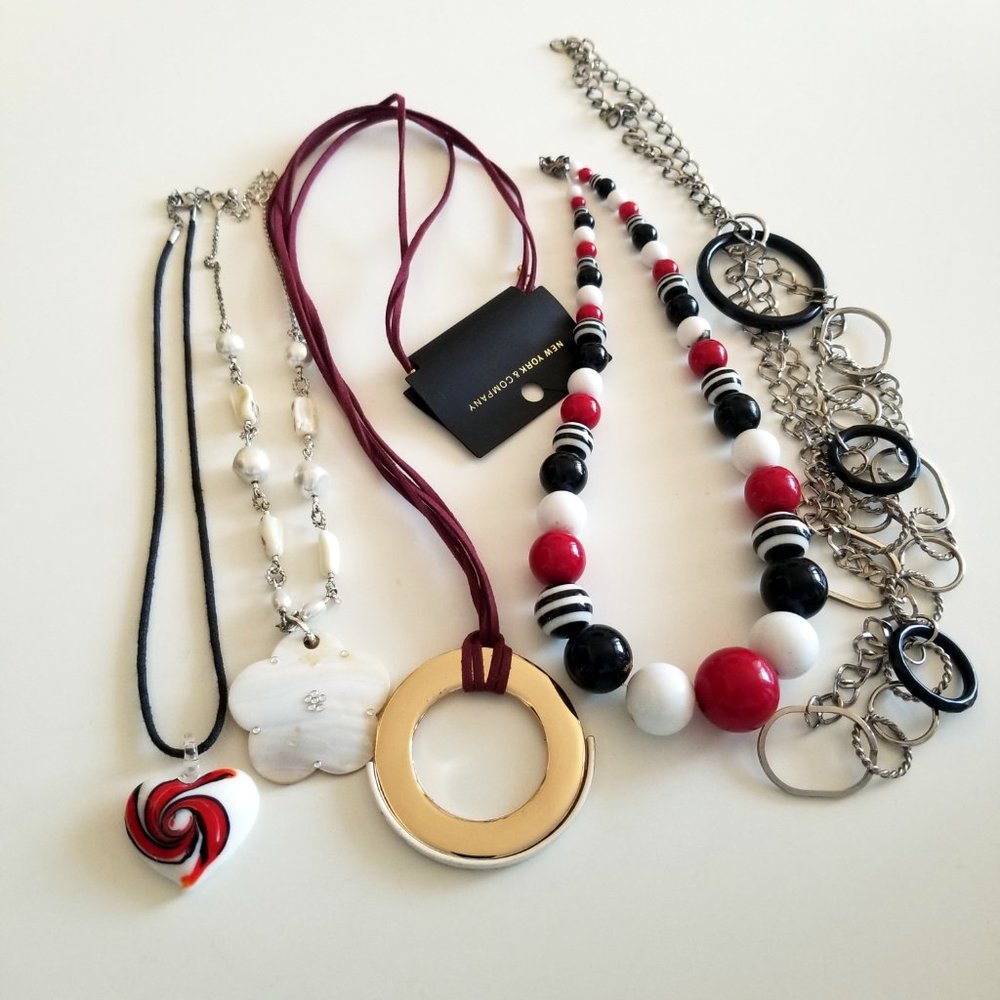 Lot of 5 Red Black White Beaded Necklaces Mother of Pearl Hearts - Picture 13 of 13